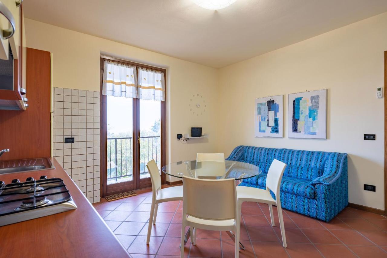 Pool - Marge Apartment - By Host4U Padenghe sul Garda Ngoại thất bức ảnh