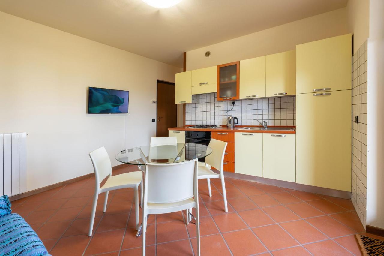 Pool - Marge Apartment - By Host4U Padenghe sul Garda Ngoại thất bức ảnh